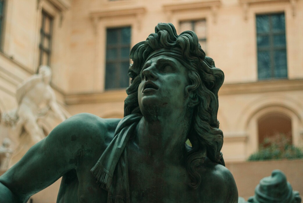 Photo d'une statue à l'intérieur d'un musée, visible en arrière plan